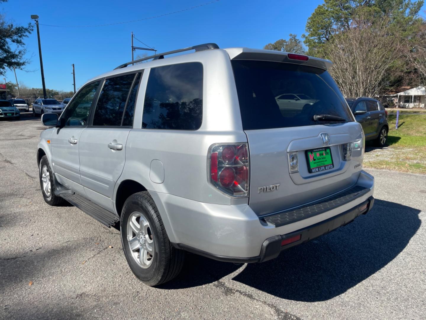 2008 SILVER HONDA PILOT VP (5FNYF18258B) with an 3.5L engine, Automatic transmission, located at 5103 Dorchester Rd., Charleston, SC, 29418-5607, (843) 767-1122, 36.245171, -115.228050 - Photo#4